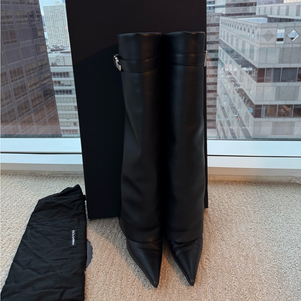 Dolce & Gabbana  DG Plaque Pointed-Toe Knee Boots Black Heels Size 39 (8) - Picture 3 of 9